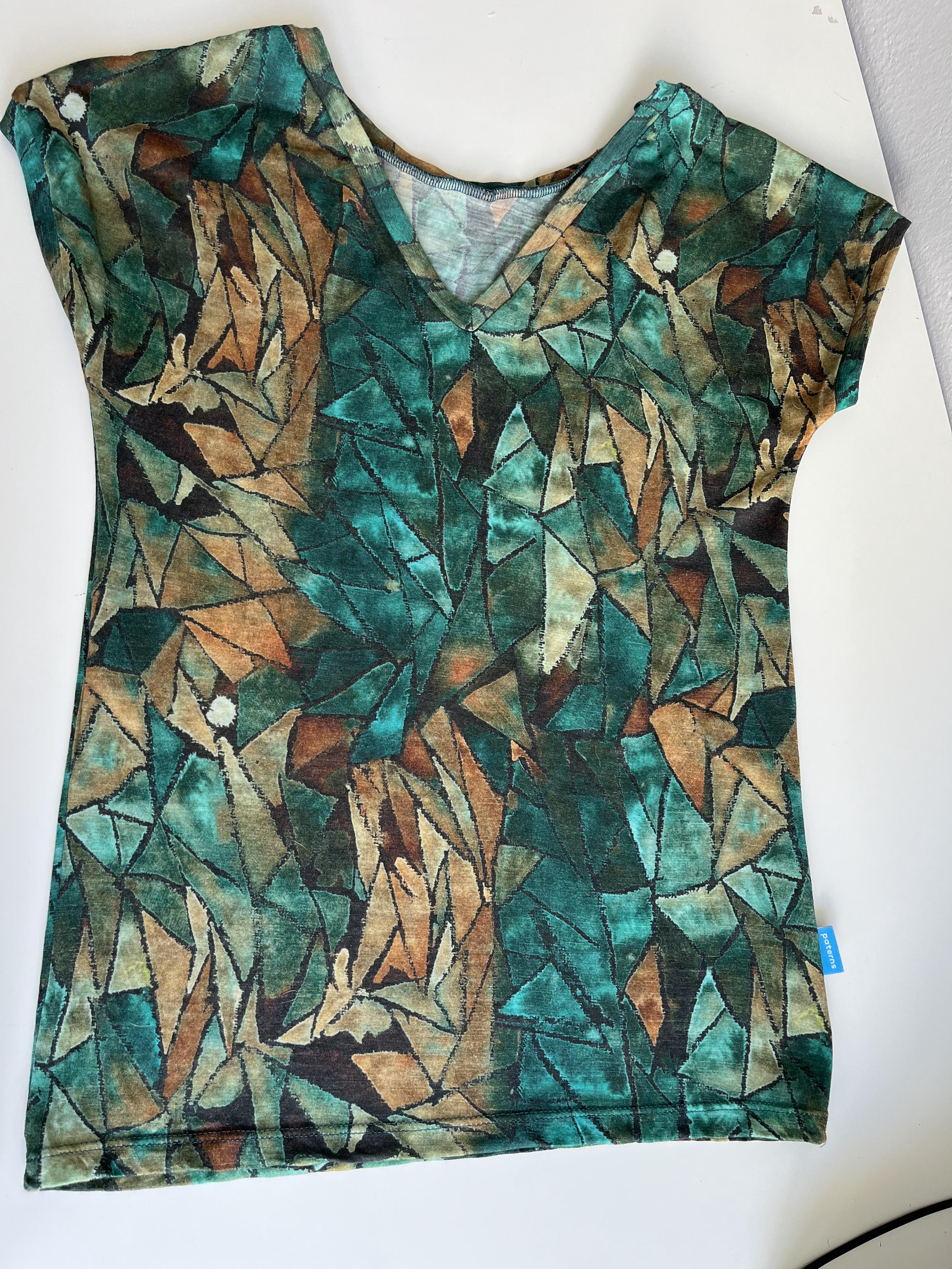 T-shirt damski z dekoltem V