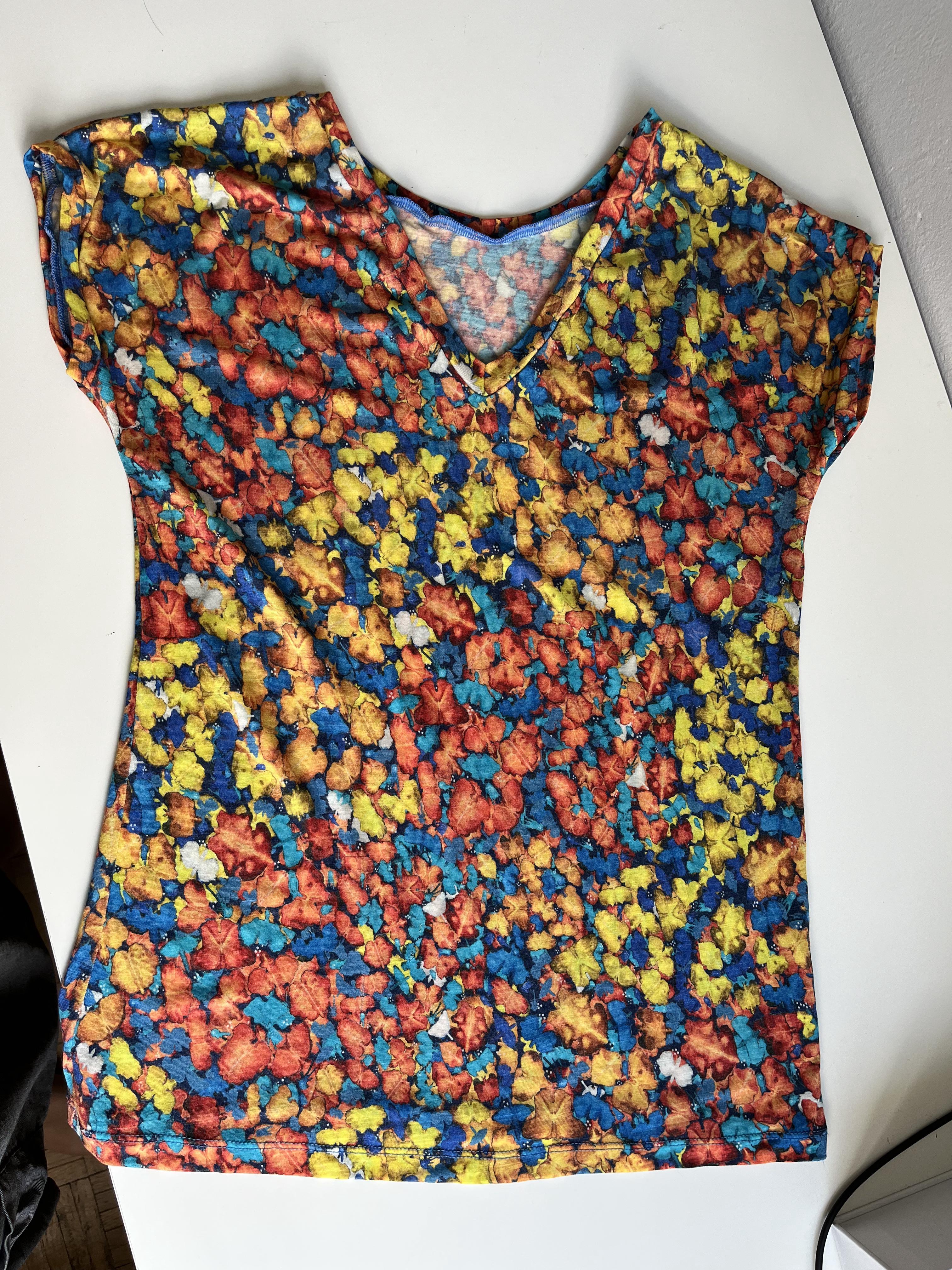 T-shirt damski z dekoltem V